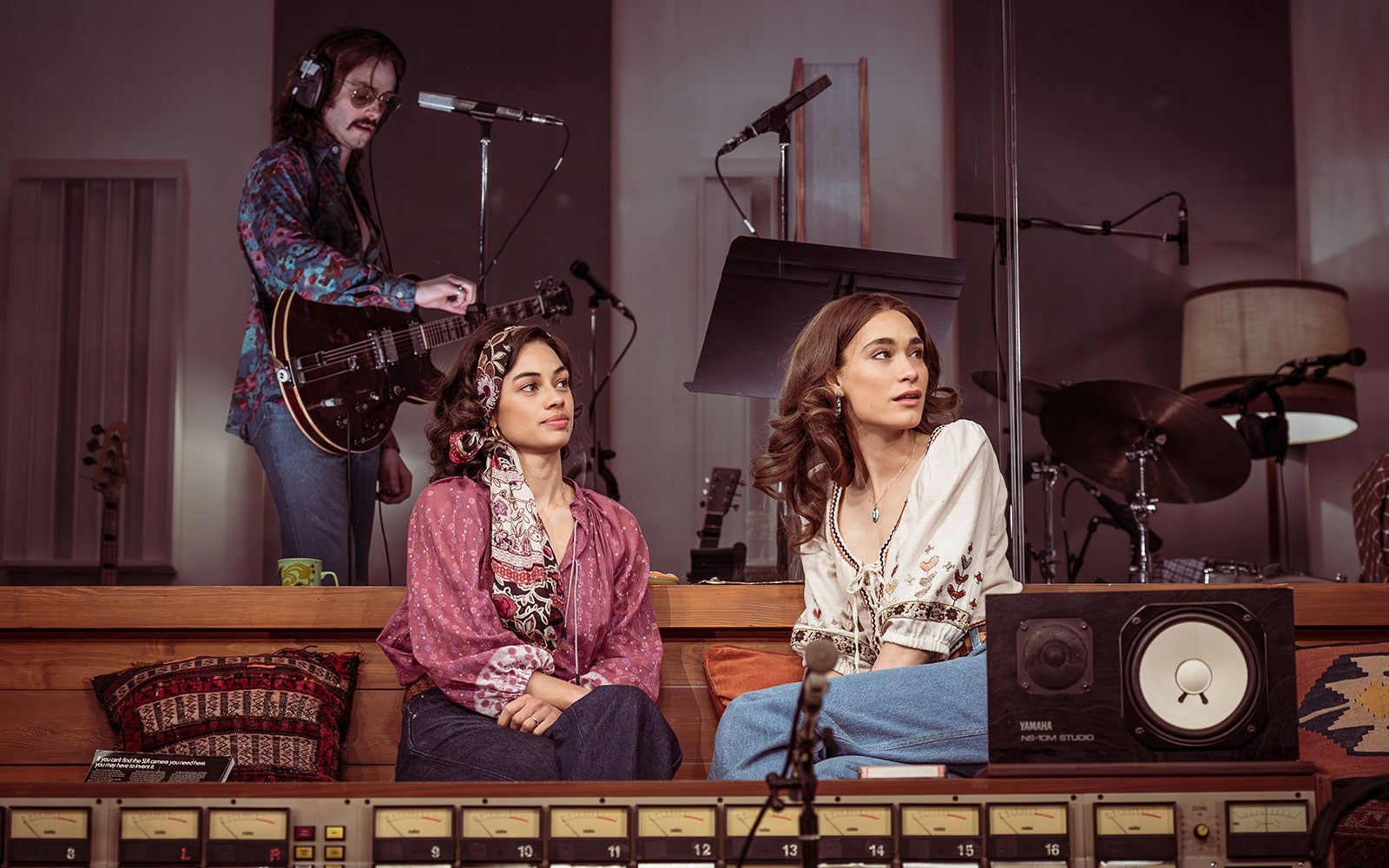 Recording studio session with musicians and vintage equipment, highlighting a stereophonic experience.