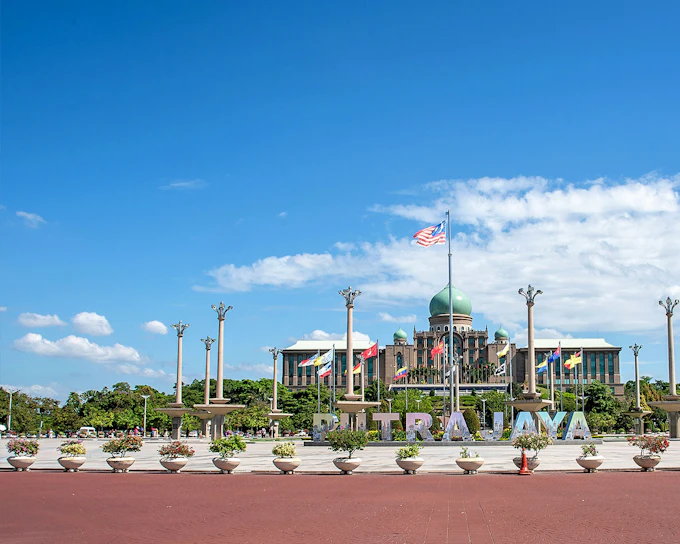 From Kuala Lumpur: Private Day Tour of Batu Caves, Kuala Lumpur City & Putrajaya with Transfers