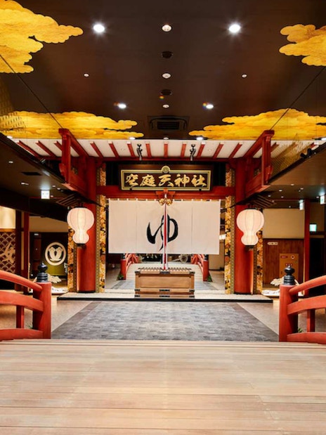 Solaniwa Onsen entrance with red bridge and traditional Japanese decor.