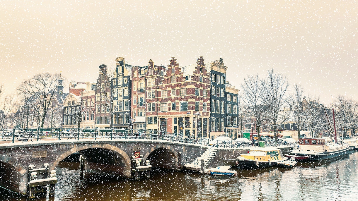 https://cdn-imgix.headout.com/media/images/018140b35e716b0af26e7c182e146a66-30266-amsterdam-amsterdam-lights-winter-walking-tour-02.jpg