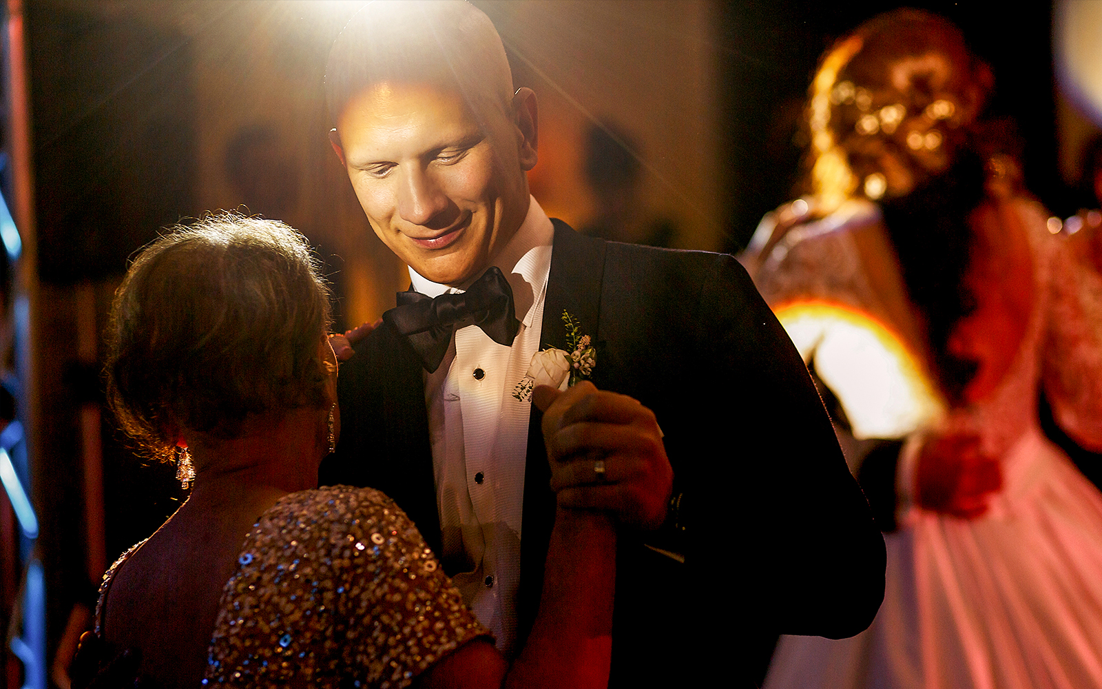 Casal dançando valsa em um grande salão de baile, mostrando a elegância de uma experiência de dança lenta.