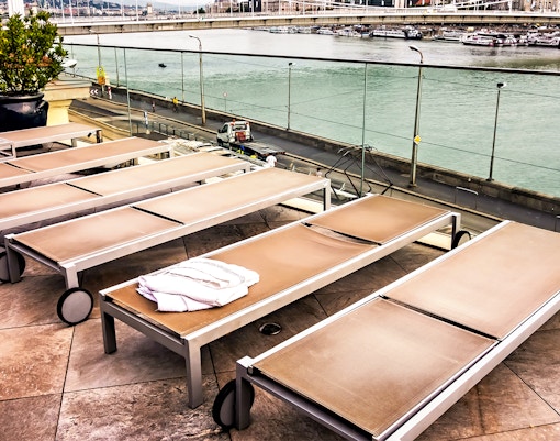 Termas de Budapeste piscina no terraço rudas