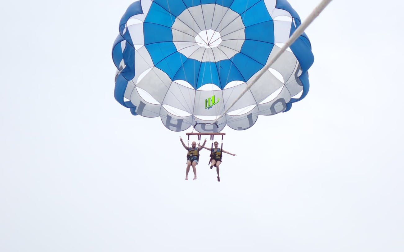 nusa dua denizi üzerinde ekipman dahil ve otelden servis hizmeti ile parasailing deneyimi-5