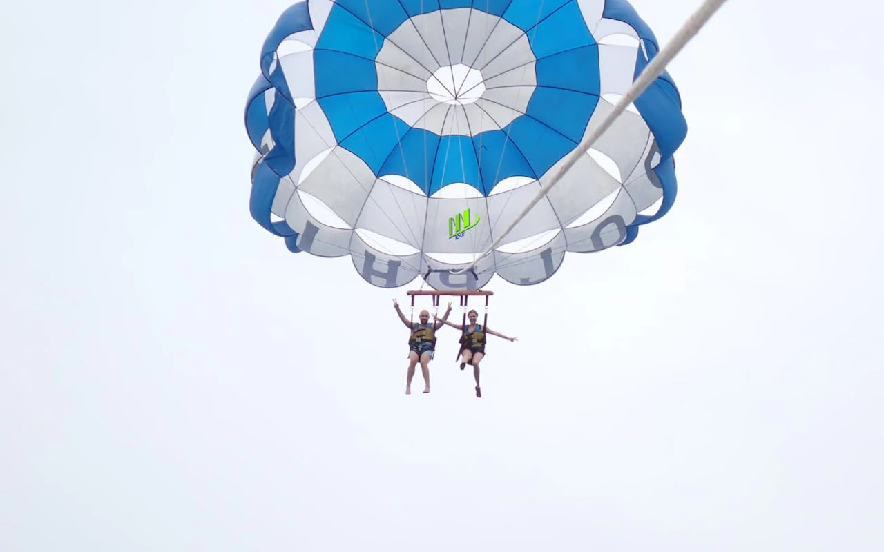 Parasailing-Erlebnis über dem Meer bei Nusa Dua inklusive Ausrüstung und Abholung vom Hotel — 5