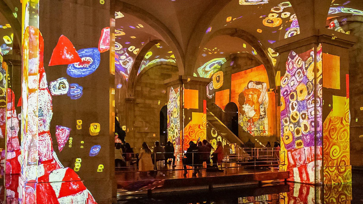 Immersive Monet and Klimt art projections in Lisbon exhibition hall.