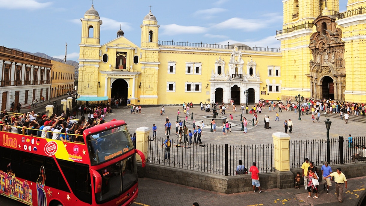 Un autobus hop-on hop-off a Lima davanti alla Chiesa di San Francesco