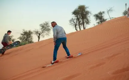 ørkensafari i ras al khaimah med kjøring i sanddyner, kamelridning, sandboarding, grillmiddag og transport-1