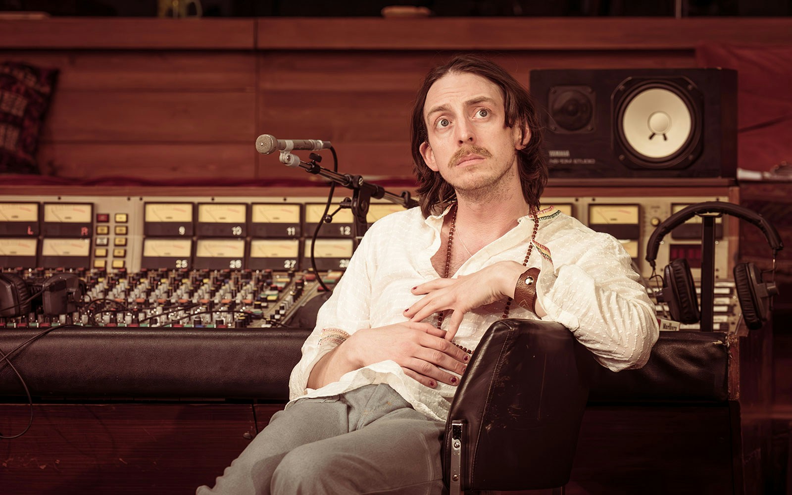 Recording studio with sound engineer seated at mixing console, Stereophonic tour.