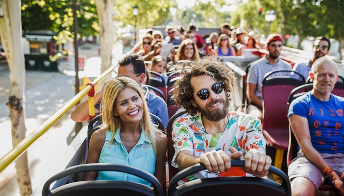 Atene attrazioni turistiche: coppia su autobus turistico ad Atene