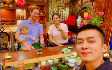 Hanoi: Vietnamese Tea Tasting & Brewing Class with Train Street Viewing