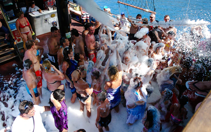 Antalya: Lara Pirate Boat Cruise with Lunch, Unlimited Soft Drinks and Hotel Transfers