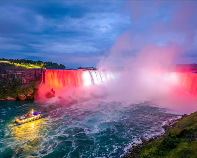 Niagara Falls Canada: Night Walking Tour with Fireworks Cruise