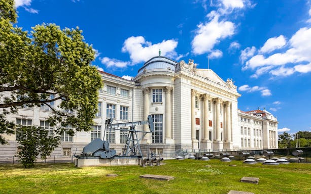 Historic building in Vienna with classical architecture, part of the Vienna Welcome Card tour.