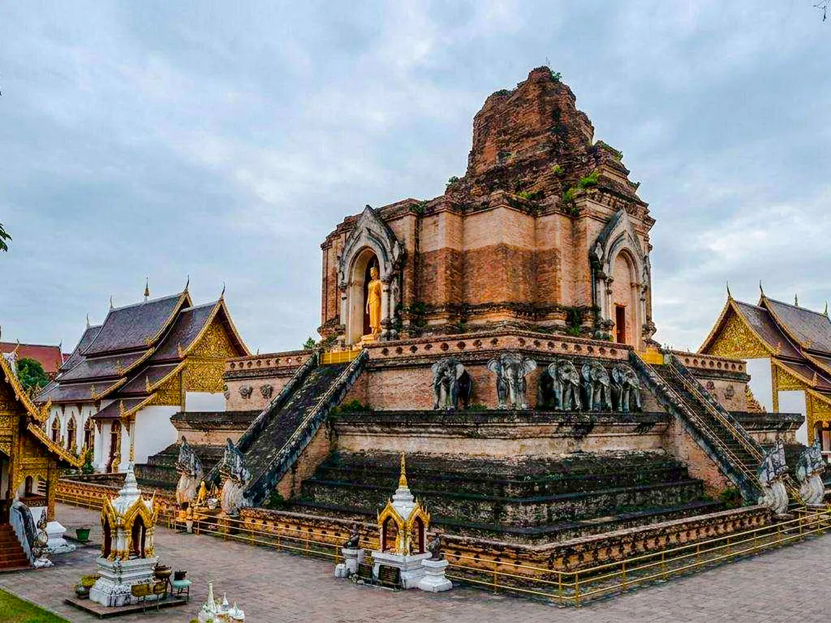 Chiang Mai Night Tuk-Tuk Tour: Temples and Night Market with Street-Food Tasting