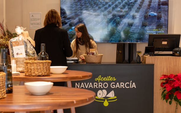 Tourist at Navarro García outlet in Granada during Lecrín Valley Olive Oil Mill Excursion.