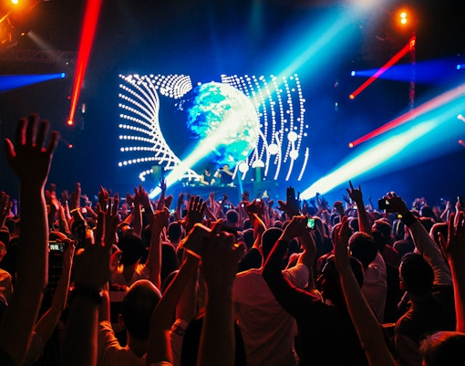 People dancing in beam lights in Lío Ibiza