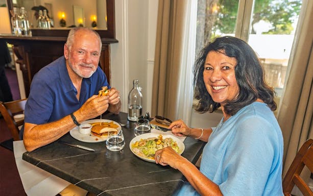 Couple enjoying lunch during Blue Mountains tour.
