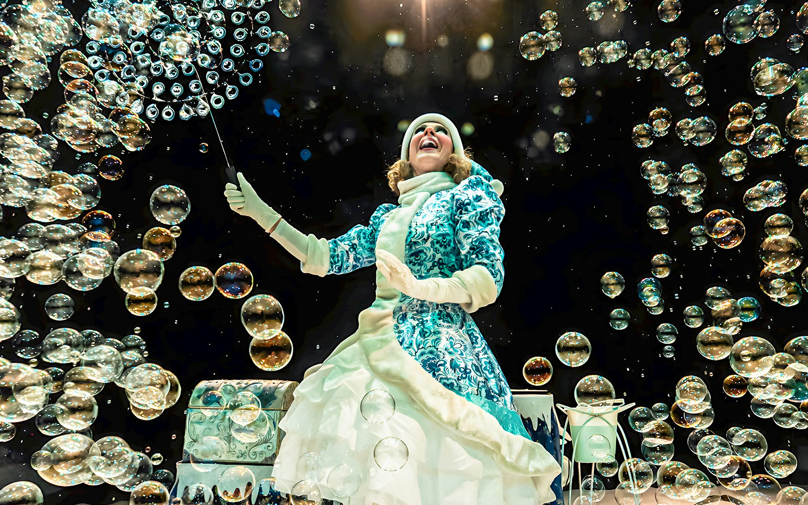 PortAventura Christmas show featuring Bubble Magic performers in festive costumes.