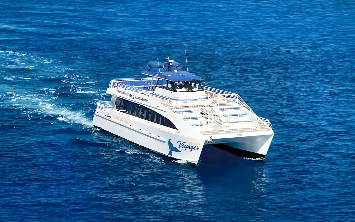 Cruise ship sailing towards Molokini for Turtle Arches Snorkel tour in Hawaii.