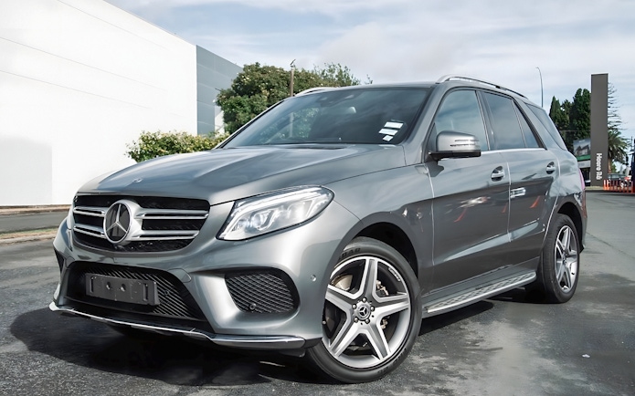 Mercedes SUV for private transfer from Auckland to Hobbiton Movie Set.