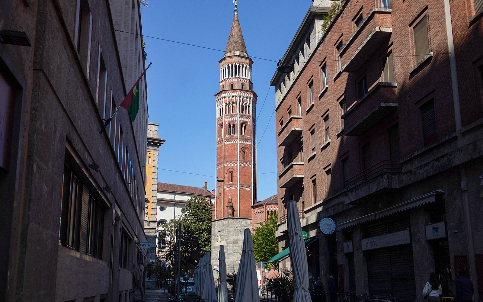 L'esterno della Chiesa di San Gottardo, con un dettaglio dell'architettura gotica
