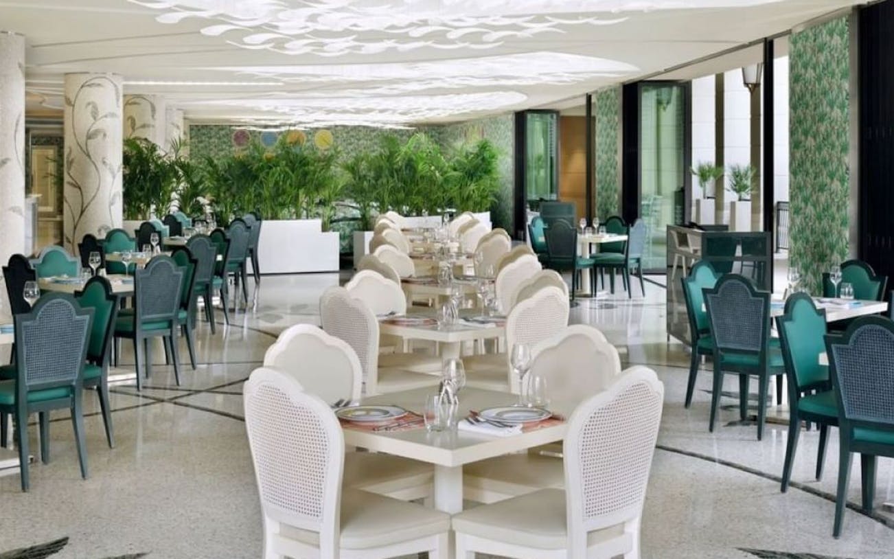 buffet du petit-déjeuner giardino : buffet international avec des stands de cuisine en direct et une terrasse extérieure-2