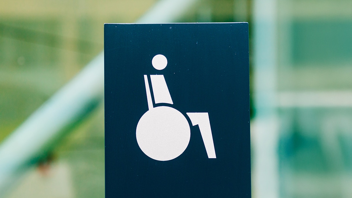 Wheelchair sign indicating barrier-free access at a tourist attraction in Berlin, Germany.