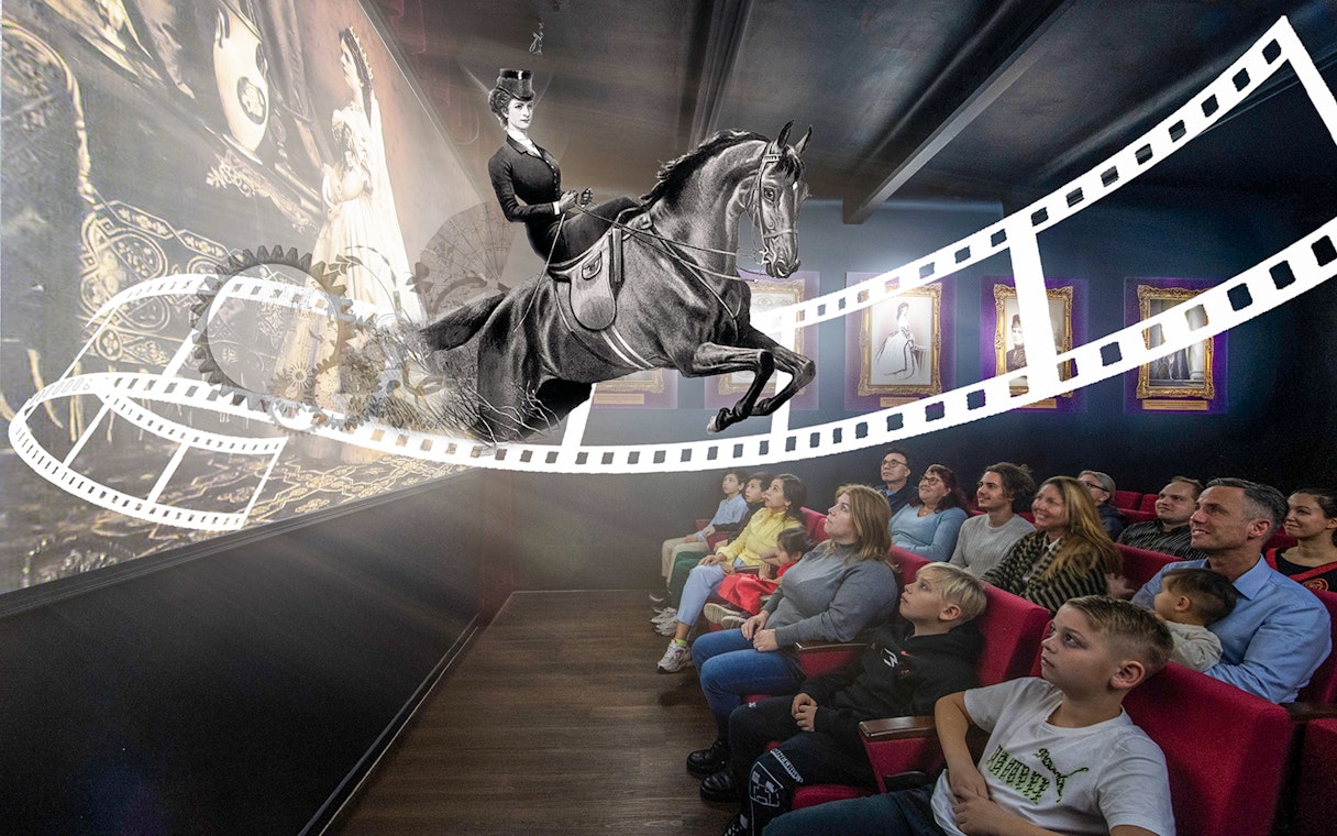 Guests watching virtual reality show of Empress Sisi at Time Travel exhibit.