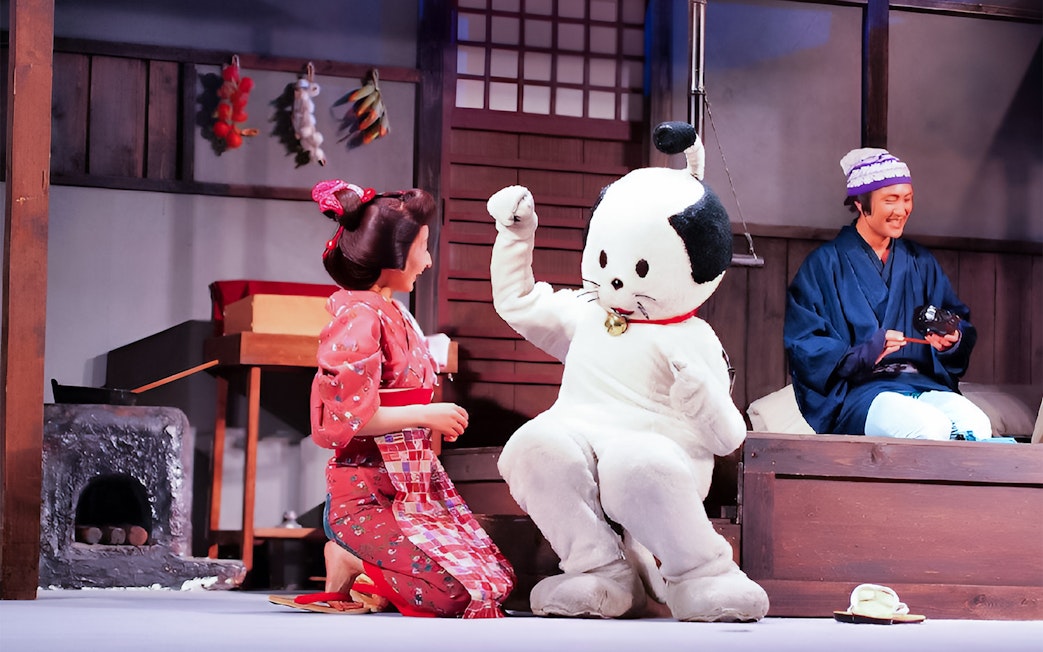 Characters in traditional attire interacting at Noboribetsu Date Jidaimura.