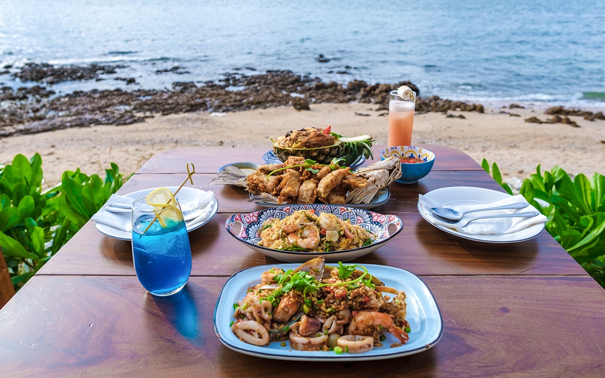 Seafood lunch on a table by the beach during Nemo Island day trip from Pattaya.
