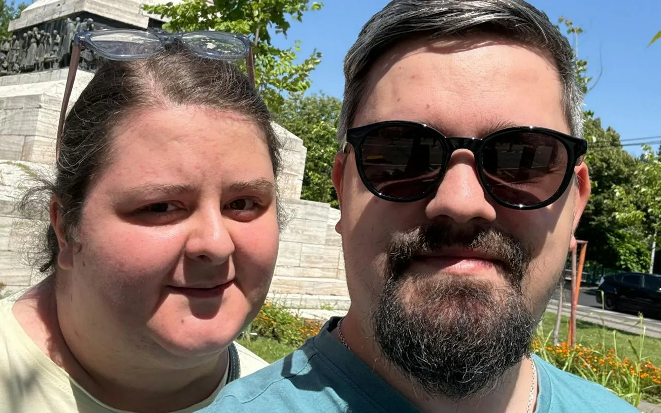Couple exploring Cotroceni, Bucharest during self-guided city game.