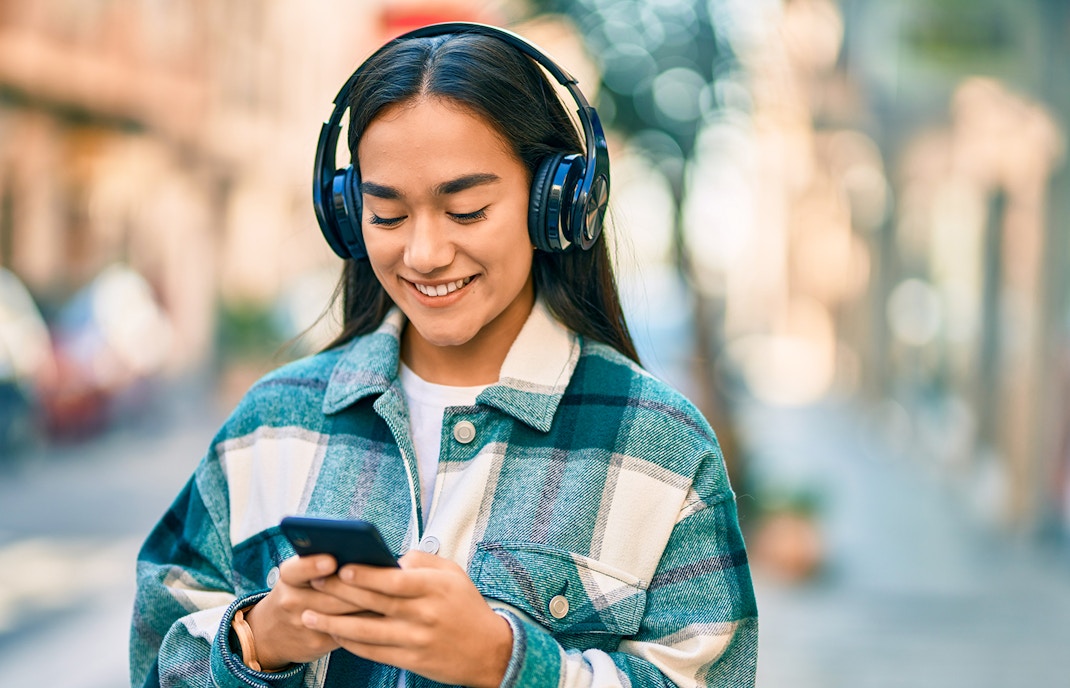girl using audio guide