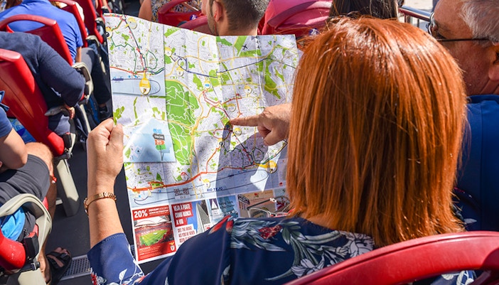Atene cose da fare: turisti che ammirano il panorama di Atene sull’autobus Hop-on Hop-off.