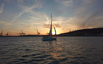 crucero al atardecer en velero en grupo pequeño con bebidas y tapas-9