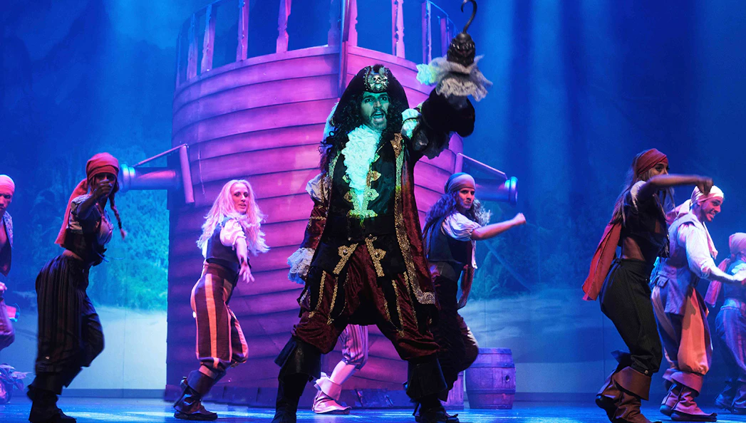 Pirate-themed performance in "Peter, El Musical" with actors on stage.