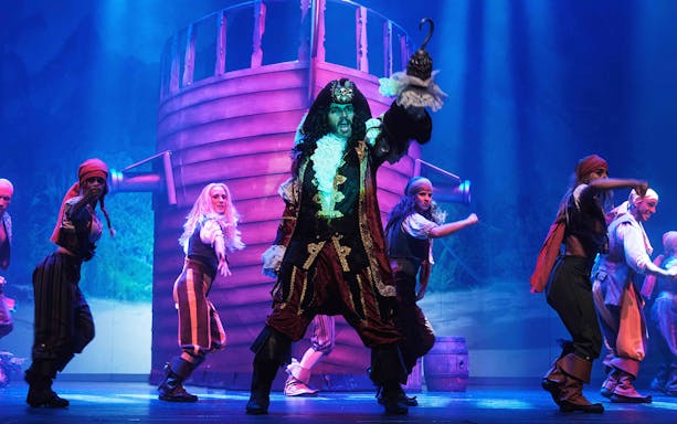 Pirate-themed performance in "Peter, El Musical" with actors on stage.