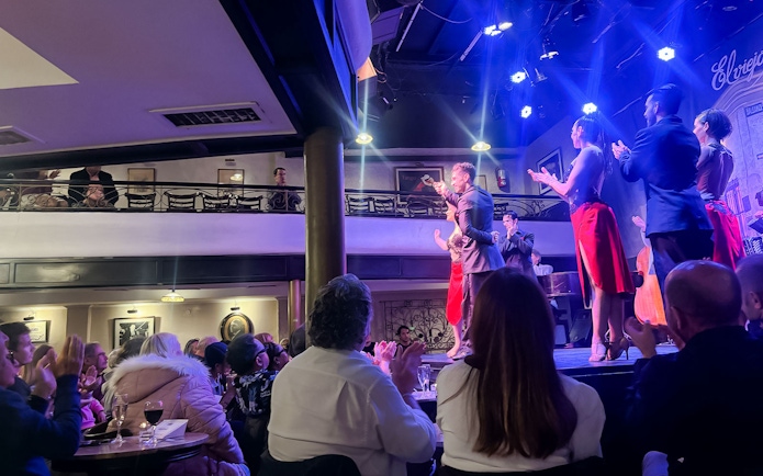 Tango performance at El Viejo Almacén with audience clapping in Buenos Aires.