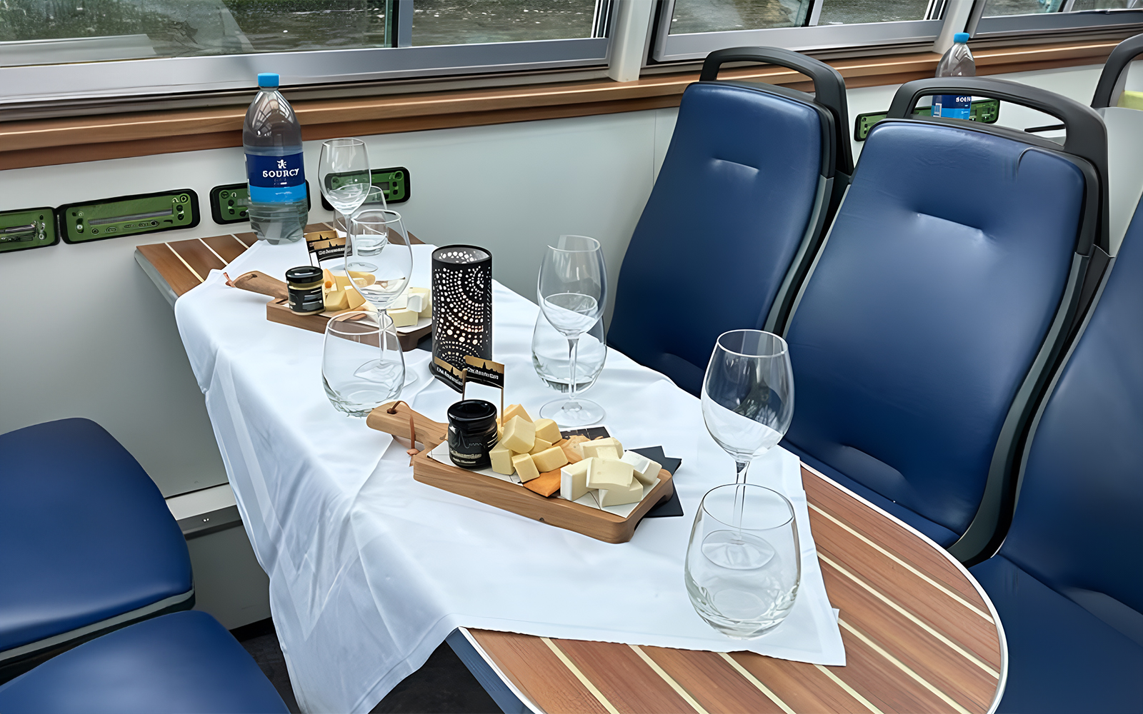 Amsterdam: Classic Boat Cruise with Cheese & Wine