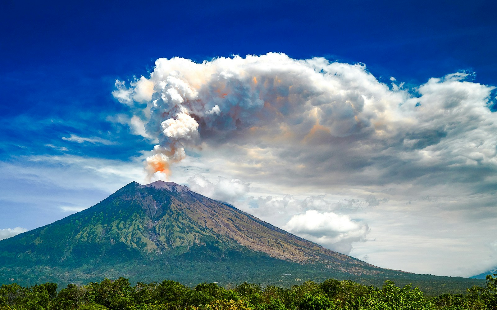 Volcanic explosion at Mount Agung, Bali