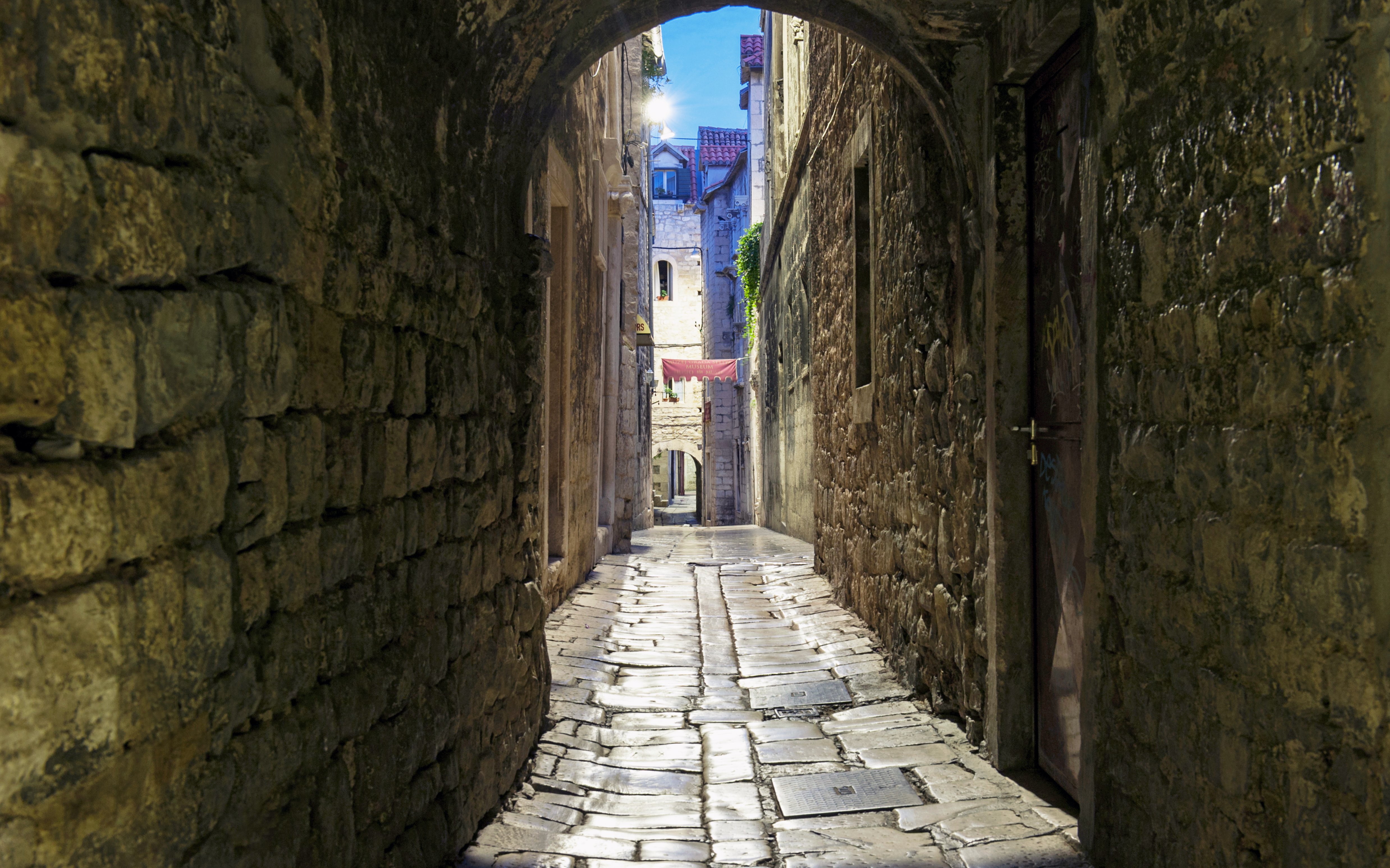 Narrow stone alleyway on Papaliceva Street, Split, used in Game of Thrones.