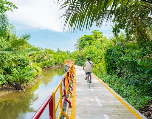 A young man cycles in Bang Krachao (Bang Kachao)