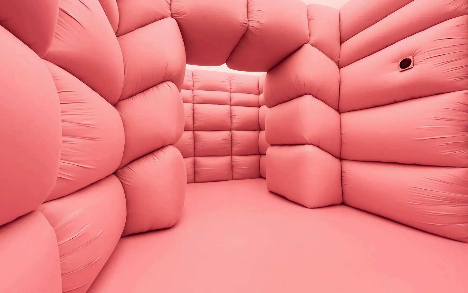 Padded pink room installation at Dreams by Andrés Reisinger, Moco Amsterdam.