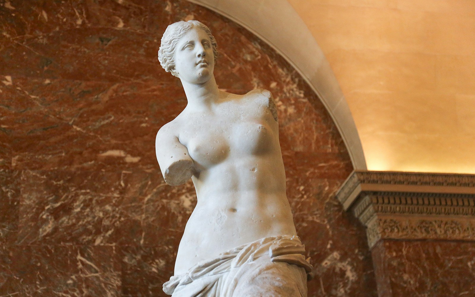 Venus de Milo statue at Louvre Museum, Paris.