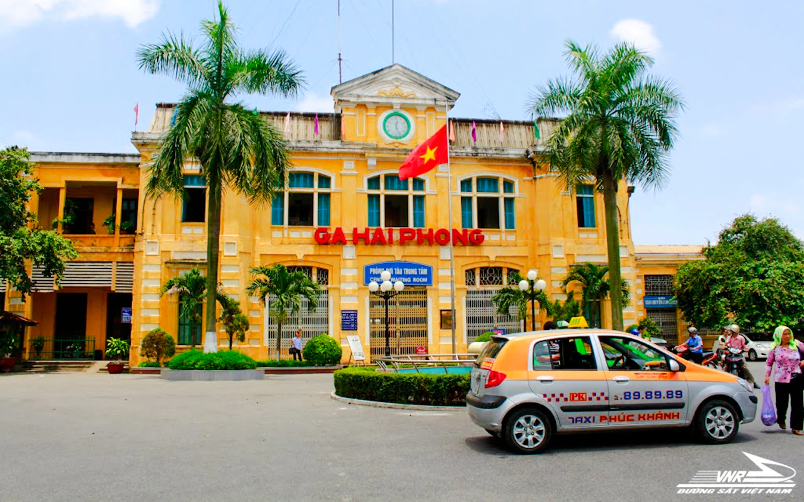 Hai Phong City Tour with Round-Trip Train, Market Tour and Local Meals