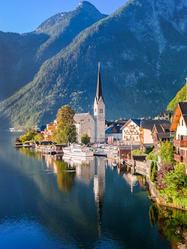 Scenic view of Hallstatt village with alpine lake and mountains, part of Vienna to Hallstatt day trips.