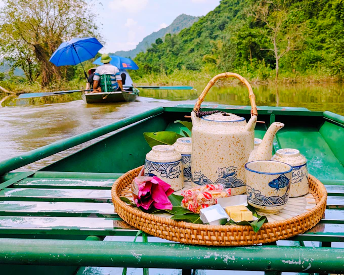 Tam Coc E-Bike and Boat Tour with Home-Cooked Meal