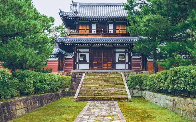 Kennin-ji Temple entrance with traditional architecture in Kyoto, Japan.