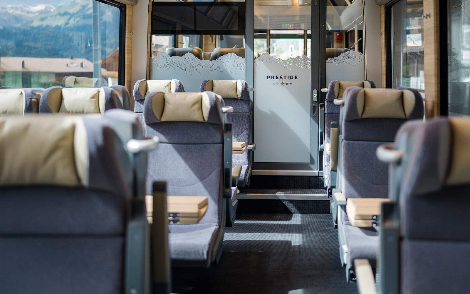 Primera clase en el tren Golden Pass con vistas panorámicas de los Alpes suizos.
