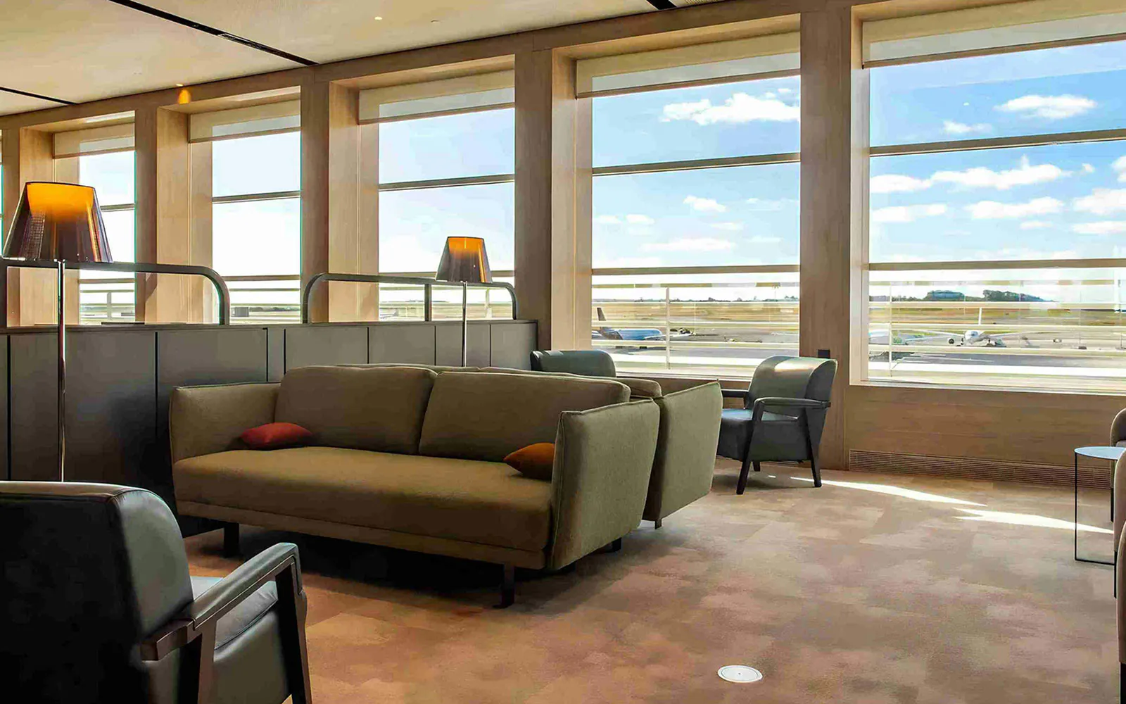 Brussels Airport: The View Lounge at the Main Terminal (Non-Schengen Zone) Image 3