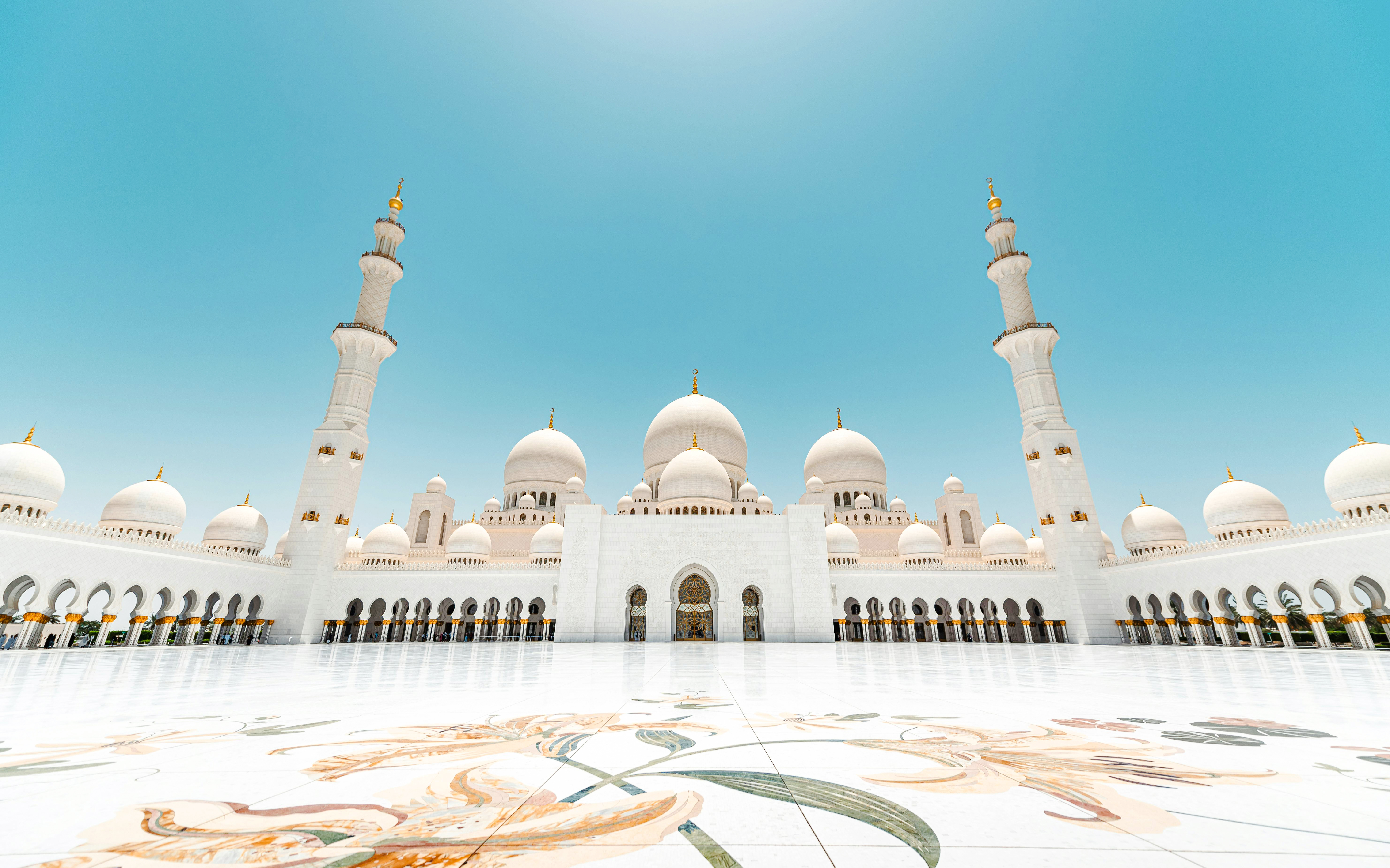 Sheikh Zayed Grand Mosque with domes and minarets in Abu Dhabi, UAE.